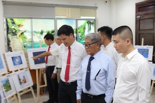Báo Dân trí trao giải cuộc thi ảnh 50 năm ngành điện miền Nam