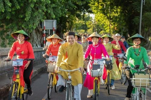'Việt Phong hội tụ' – Cuộc diễu hành Việt phục quy mô lớn nhất từ trước đến nay