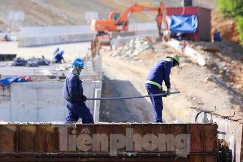 Bỏng rát nắng nóng trên công trường cao tốc Vũng Áng - Bùng