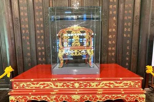 Huế đưa 3 ngai vua triều Nguyễn vào tủ kính