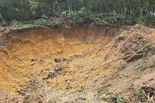 Xác định 4 đối tượng liên quan vụ hủy hoại tài sản, khai thác đất trái phép quy mô lớn tại Hà Nội