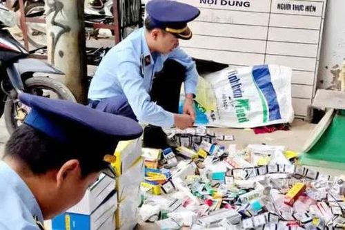 Cơ quan chức năng kiểm tra các sạp thuốc ở chợ phiên, chủ sạp bỗng dưng 'biến mất'