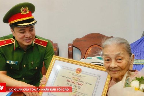 Lãnh đạo Công an TP.HCM thăm, chúc thọ người cao tuổi