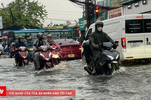 Nhiều tuyến đường ở TP.HCM thành sông sau mưa lớn