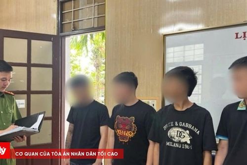 Nhóm thanh thiếu niên mang hung khí hỗn chiến trước cổng chợ