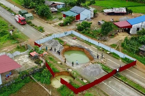 'Hố tử thần' tiếp tục mở rộng sau nghi vấn có người mất tích, phát hiện cá sống bên trong
