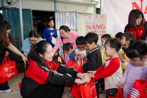 Hành trình 'Giao nắng, Chuyển yêu thương' mang tiếng cười đến trẻ em vùng cao