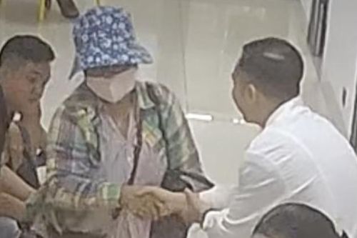 Bệnh nhân ngồi chờ gửi món quà đặc biệt, thái độ bác sĩ gây xúc động mạnh