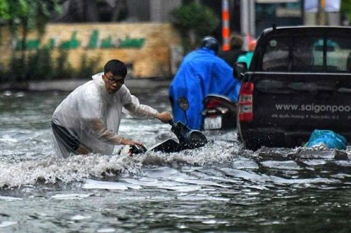 Mưa lớn, xe máy ngã nhào khi qua 'rốn ngập' khu nhà giàu ở TPHCM