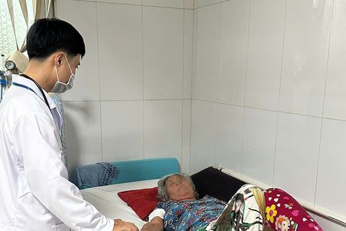 Cụ bà ở Sóc Trăng cấp cứu sau khi ăn thịt lợn mua ở chợ