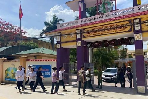 Thầy giáo coi thi lớp 10 trần tình về phát ngôn 'học cho lắm rồi cũng đi làm thuê'