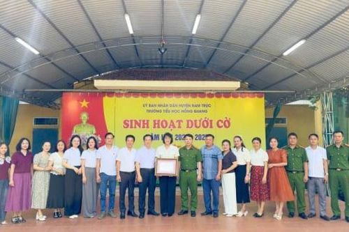 Tôn vinh hành động dũng cảm của cô giáo lao ra giữa dòng sông chảy xiết cứu người ở Nam Định