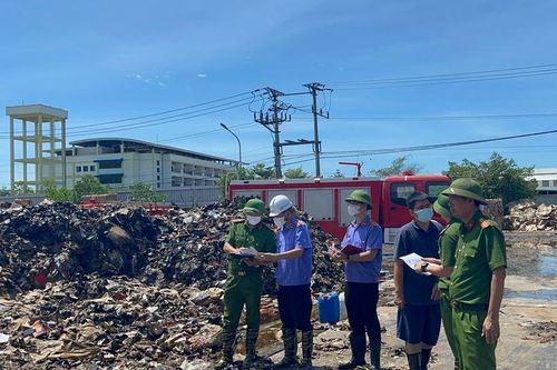 VKSND huyện Nho Quan kiểm sát công tác khám nghiệm hiện trường vụ cháy lớn tại Công ty Giấy HKB