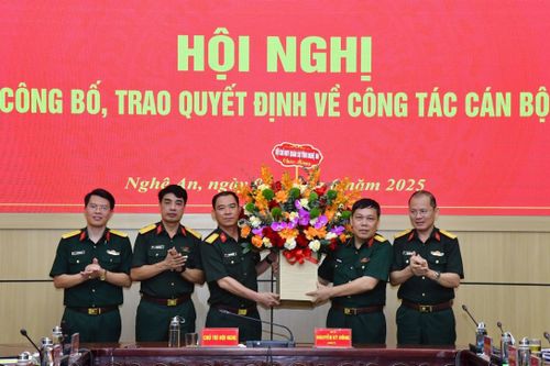 Trao quyết định bổ nhiệm chức vụ Phó Chỉ huy trưởng, Tham mưu trưởng Bộ Chỉ huy Quân sự tỉnh Nghệ An