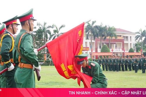 100 chiến sỹ mới lực lượng quân sự Hà Tĩnh tuyên thệ dưới Quân kỳ