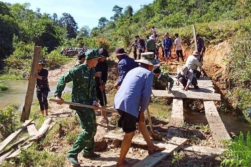 Thắm tình quân dân sau lũ quét nơi vùng cao biên giới Nghệ An