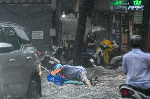 Thành phố Hồ Chí Minh: Cơn mưa chiều như trút khiến nhiều tuyến đường ngập nặng