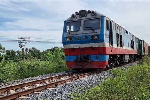 Ngăn chặn hành vi ném đất, đá, chất bẩn lên tàu