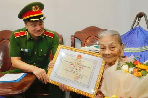 Thiếu tướng Mai Hoàng thăm và chúc thọ người cao tuổi tiêu biểu tại thành phố Thủ Đức
