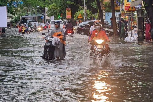 TP Hồ Chí Minh: Nhiều tuyến đường ngập sâu sau cơn mưa lớn