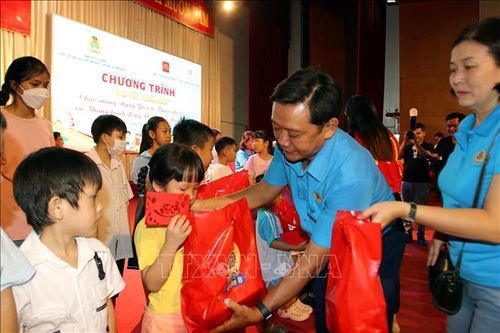 Vui Tết thiếu nhi cùng con em công nhân lao động