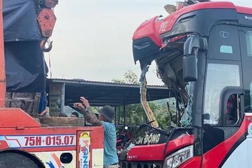 Xe khách tông xe tải đang lùi, phụ xe tử vong và nhiều người bị thương