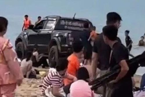 Tài xế lái xe bán tải xuống biển Tuy Hòa xin lỗi về hành động 'chơi ngông' của mình