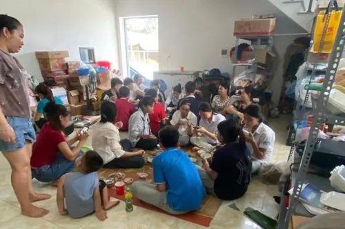 Một gia đình ở Phú Thọ nấu gần 100 suất cơm miễn phí cho sĩ tử thi vào lớp 10
