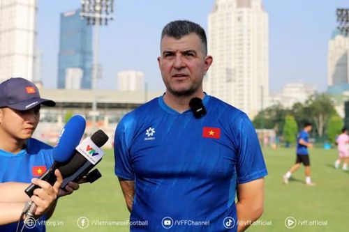 HLV Cristiano Roland nói thẳng về tương lai bóng đá Việt Nam