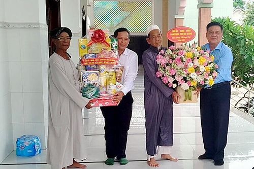 Ban Tuyên giáo và Dân vận Tỉnh ủy chúc Tết Roya Haji đồng bào dân tộc Chăm huyện An Phú