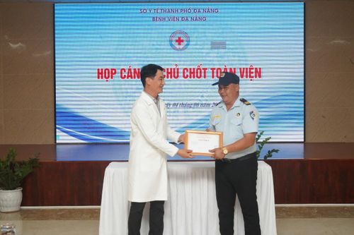Khen thưởng bảo vệ trả lại của rơi cho người nhà bệnh nhân