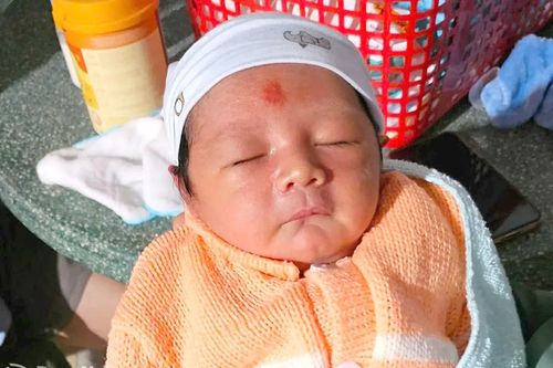Phát hiện bé trai sơ sinh bị bỏ rơi trước nhà dân tại Trảng Bom