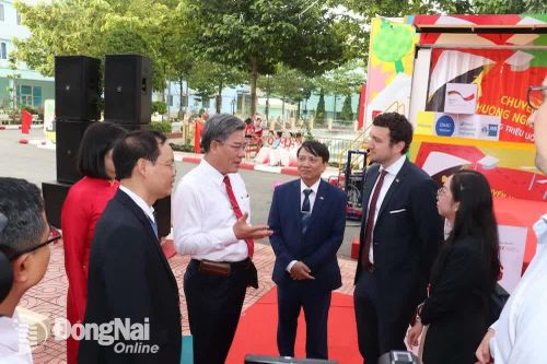 Phó chủ tịch UBND tỉnh Dương Minh Dũng tham dự Chương trình Chuyến xe hướng nghiệp Đức