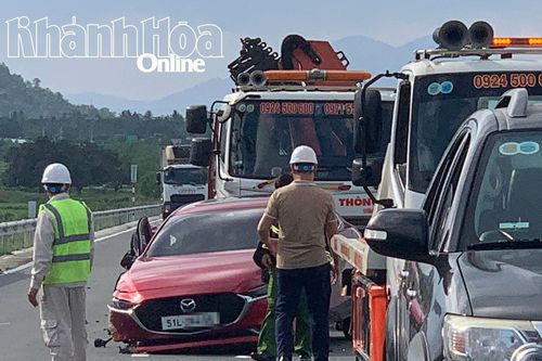 Kịp thời giải cứu 3 nạn nhân bị mắc kẹt trong xe 4 chỗ sau tai nạn giao thông