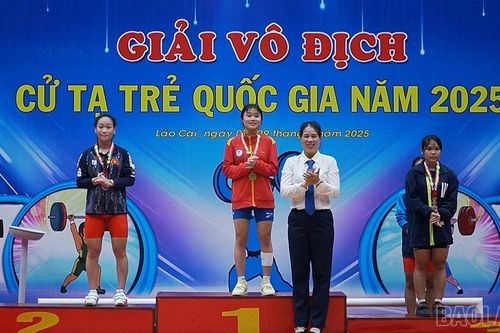 Ấn tượng ngày thi đấu đầu tiên Giải Vô địch Cử tạ trẻ quốc gia năm 2025