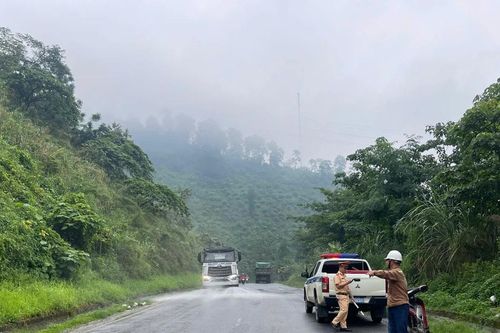 Xử lý vết dầu loang đảm bảo an toàn giao thông tại Km52+50m Tỉnh lộ 152