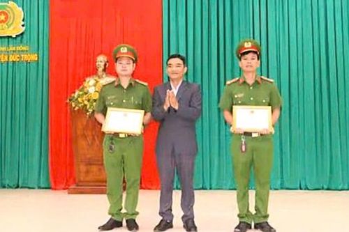 Khen thưởng 2 tập thể, 6 cá nhân có thành tích điều tra, truy bắt đối tượng đe dọa cướp ngân hàng