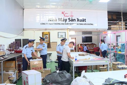 Tạm giữ hơn 7.000 sản phẩm hàng hóa có dấu hiệu vi phạm pháp luật