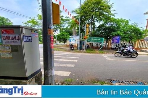 'Rác' quảng cáo vẫn bủa vây đô thị ở TP. Đông Hà