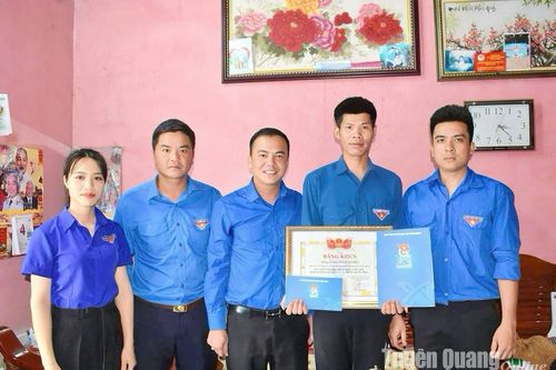 Trao tặng Bằng khen cho thanh niên dũng cảm cứu người bị đuối nước