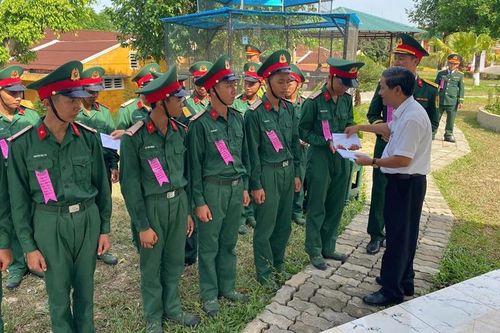 Lãnh đạo TX. Phong Điền thăm, tặng quà chiến sĩ mới