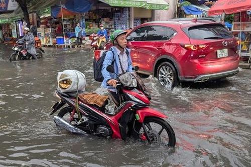 Nhiều tuyến đường ở TP.HCM ngập nặng sau mưa lớn