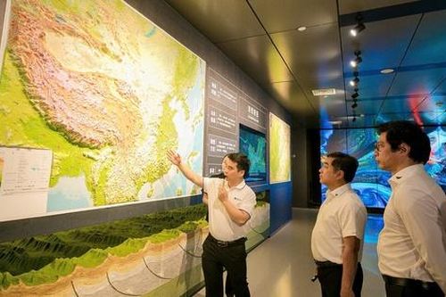 Đèo Cả, Văn Phú nghiên cứu kinh nghiệm quốc tế trong phát triển hạ tầng đô thị