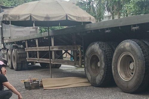 Bất ngờ ngã xuống đường, 2 người đi xe máy bị xe đầu kéo cán thương vong