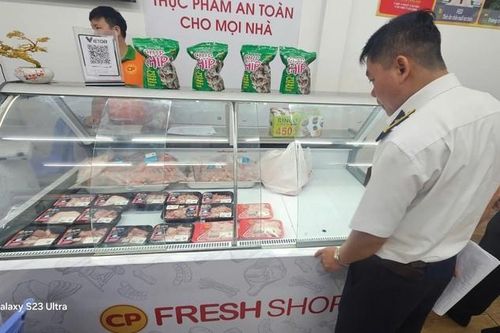 Kiểm tra đột xuất các cửa hàng của Công ty C.P. Việt Nam tại Bình Dương