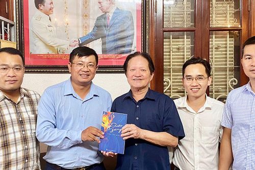 Tác giả Đinh Văn Bình ra mắt tập thơ 'Đuốc sáng' và ca khúc 'Tự hào báo chí Việt Nam'