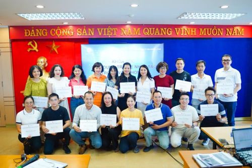 Viglacera trao chứng nhận khóa đào tạo 'Ứng dụng AI trong công việc văn phòng'
