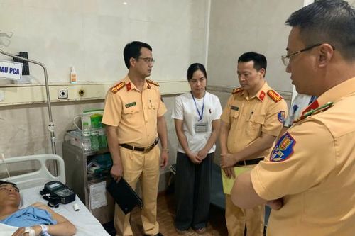 Lãnh đạo Cục CSGT thăm, động viên cán bộ bị thương khi làm nhiệm vụ
