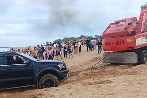 Tài xế xe bán tải chạy ngông nghênh trên bãi biển từng có 2 tiền án
