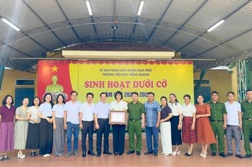 Trao Bằng tri ân cô giáo dũng cảm cứu người giữa dòng sông